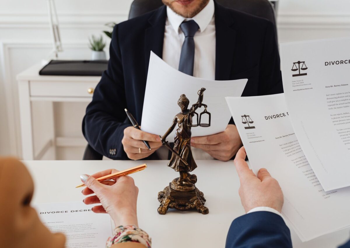 En jurist och klient går igenom dokumentation vid ett kontorsmöte.